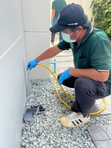 อัดน้ำยาป้องกันปลวก